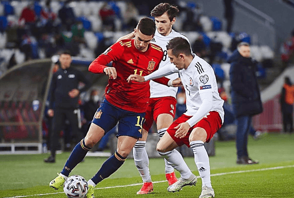 爱游戏入口-强强对决！欧预赛比赛现场惊现激情对攻的简单介绍