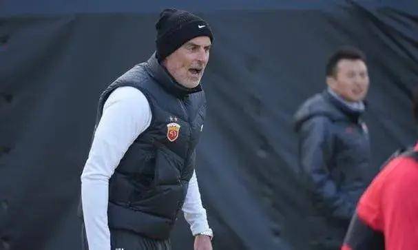 国安前锋梅开二度，帮助球队逆转战局获胜(国安前锋梅开二度,帮助球队逆转战局获胜的是谁)