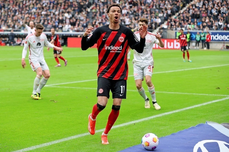 法兰克福队员受伤情况严重,球队深陷困境的简单介绍 法兰克福队员受伤情况严重,球队深陷困境的简单介绍