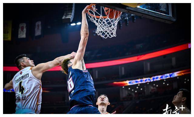 爱游戏入口-夏莱主场力克兰斯，豪取三分