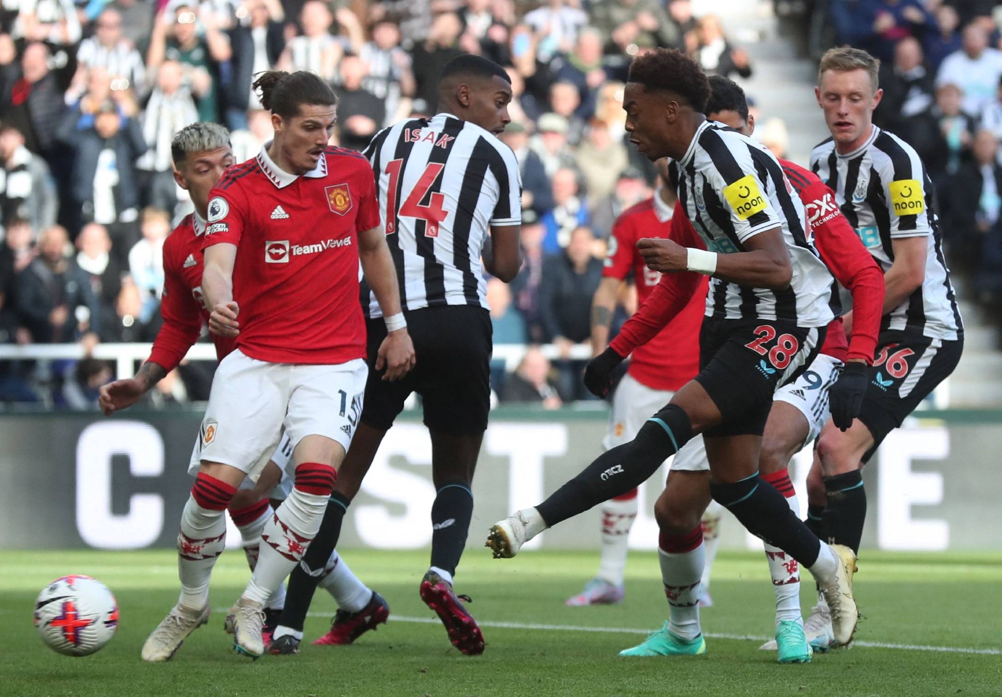 爱游戏体育平台-纽卡斯尔攻守兼备，客场击败对手