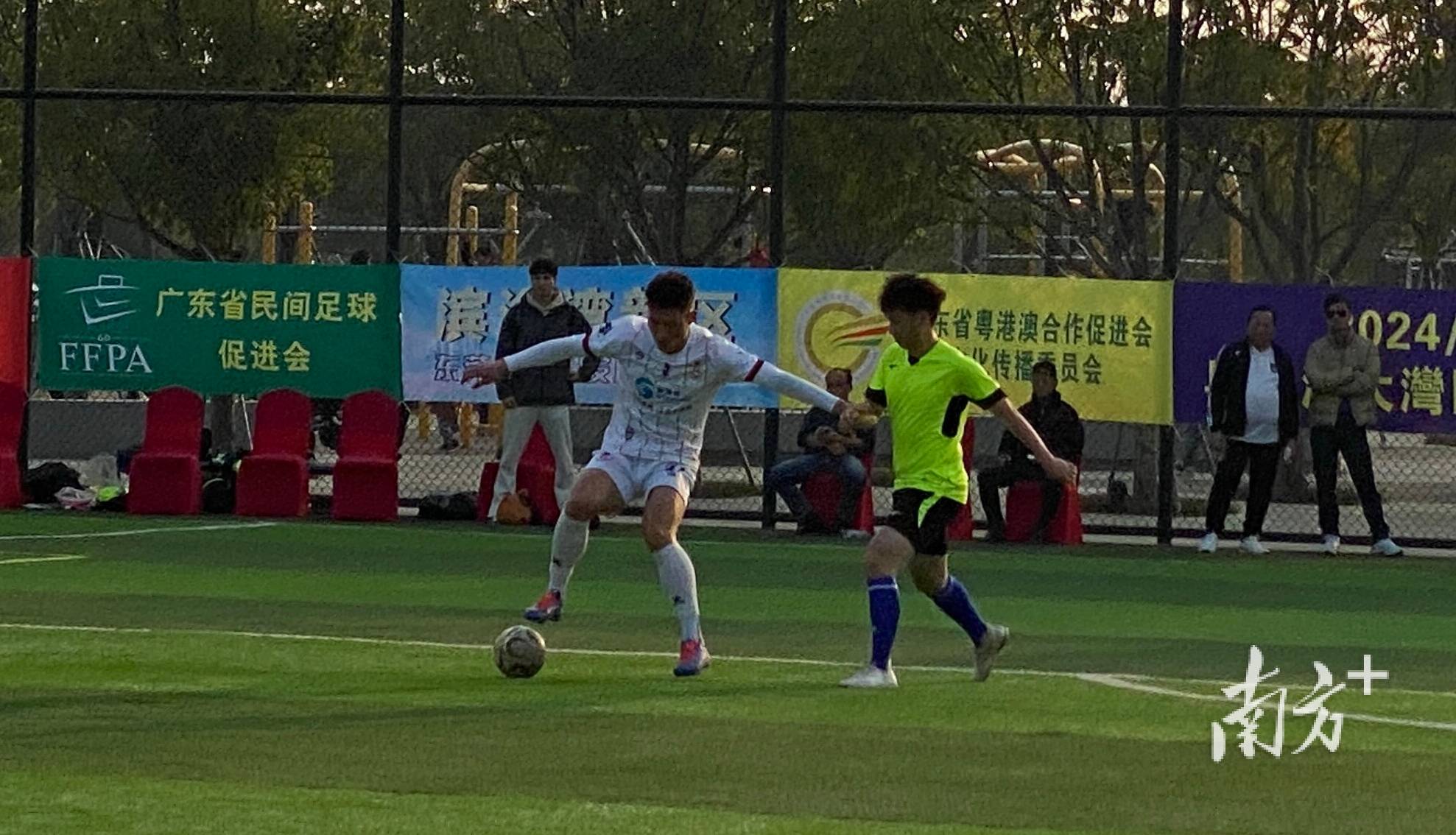 爱游戏体育网站-足球盛事预热登场，球迷翘首以待看点纷呈的简单介绍