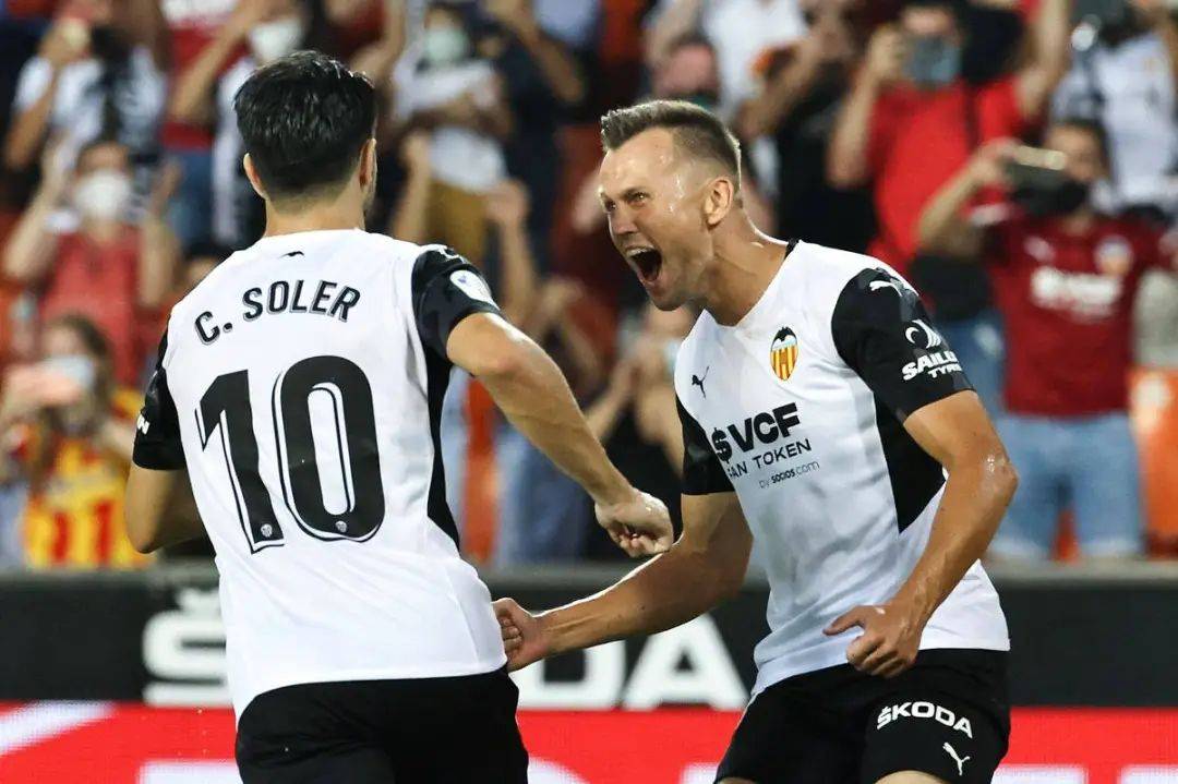 巴伦西亚门将定点扑救,化解对手攻势 巴伦西亚门将定点扑救,化解对手攻势