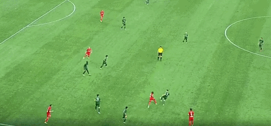 足球比赛中引发争议的判罚，裁判是否有失误？