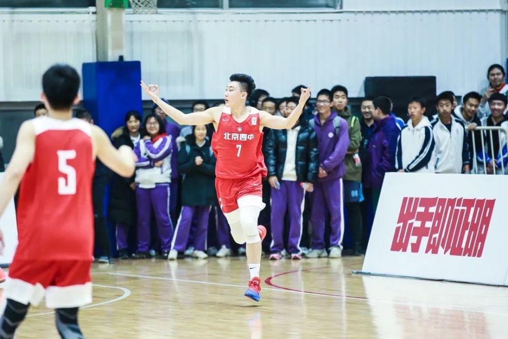 爱游戏体育链接-激烈交锋！顶尖球队展开激烈战斗的简单介绍