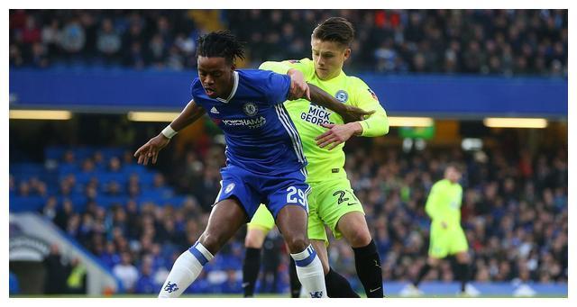 爱游戏登录入口-斯旺西客场击败对手，保级形势逐渐好转