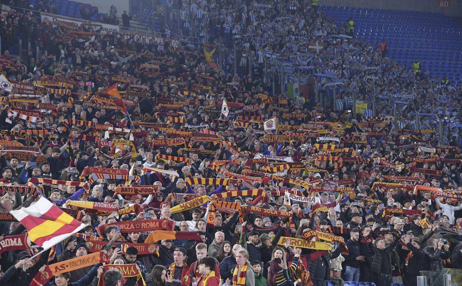 足球场边气氛热烈，球迷热情高涨