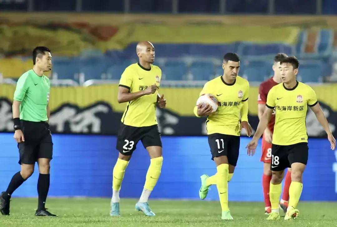 包含延边客胜亚泰，升至积分榜第十位的词条