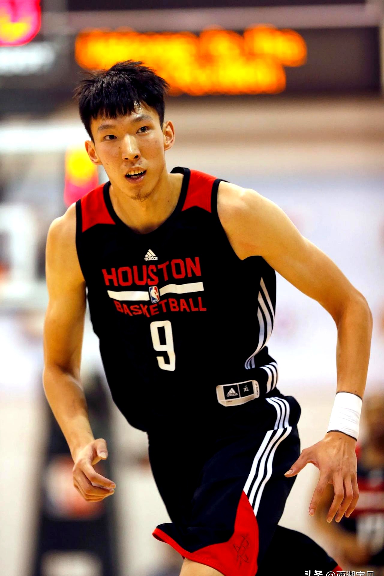 周琦在比赛中创造新纪录，成为CBA历史上得分最高球员的简单介绍